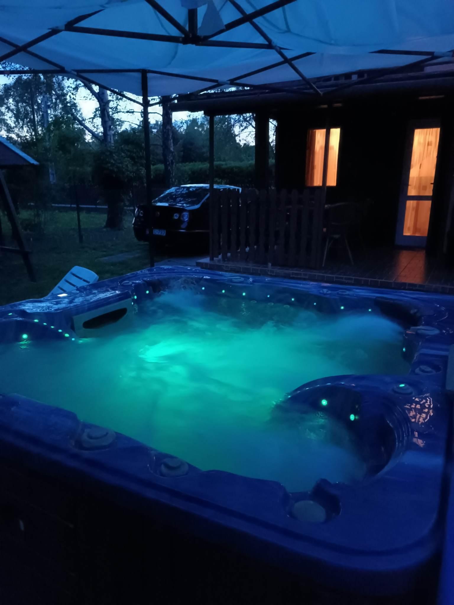 éjszakai jakuzzizás