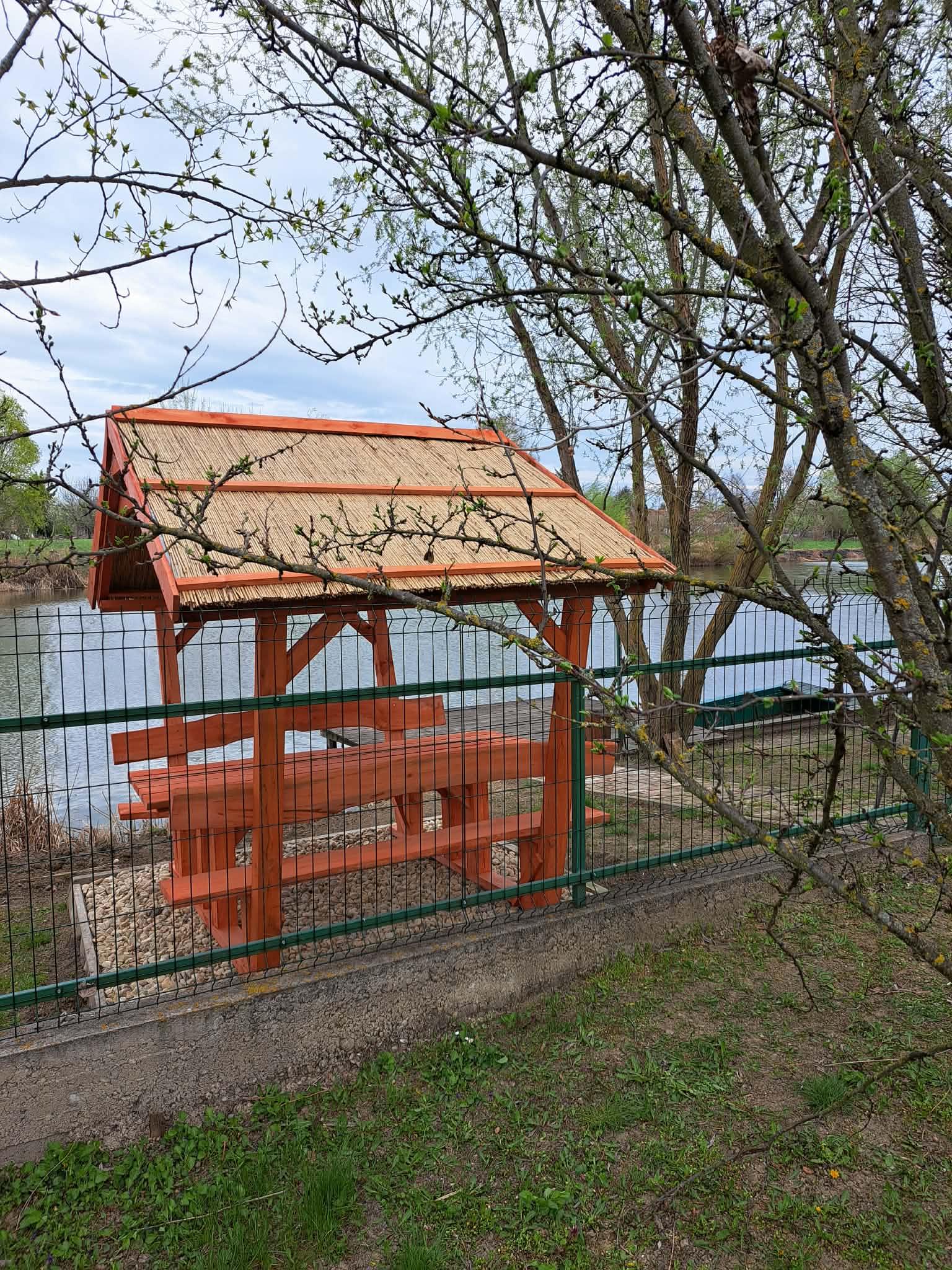 kiülő a vízparton