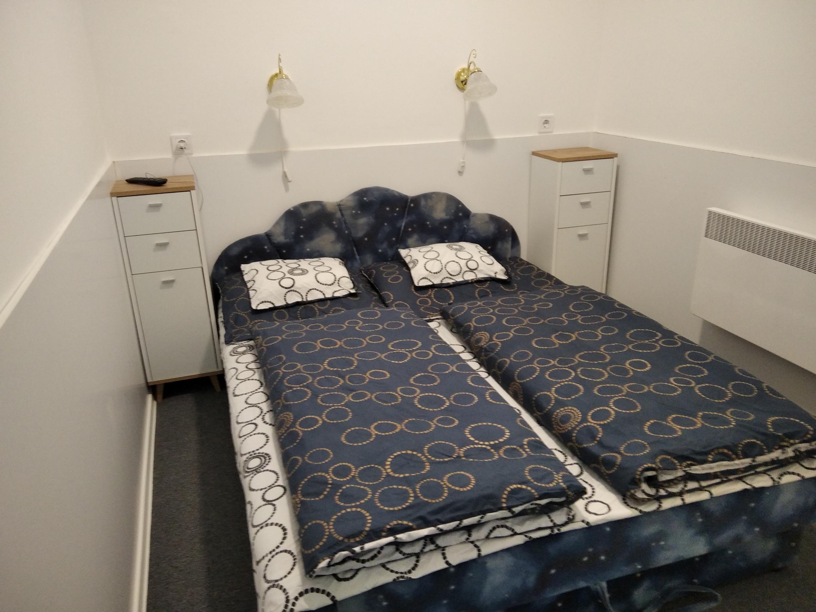 franciaágyas saját fürdőszobás szoba