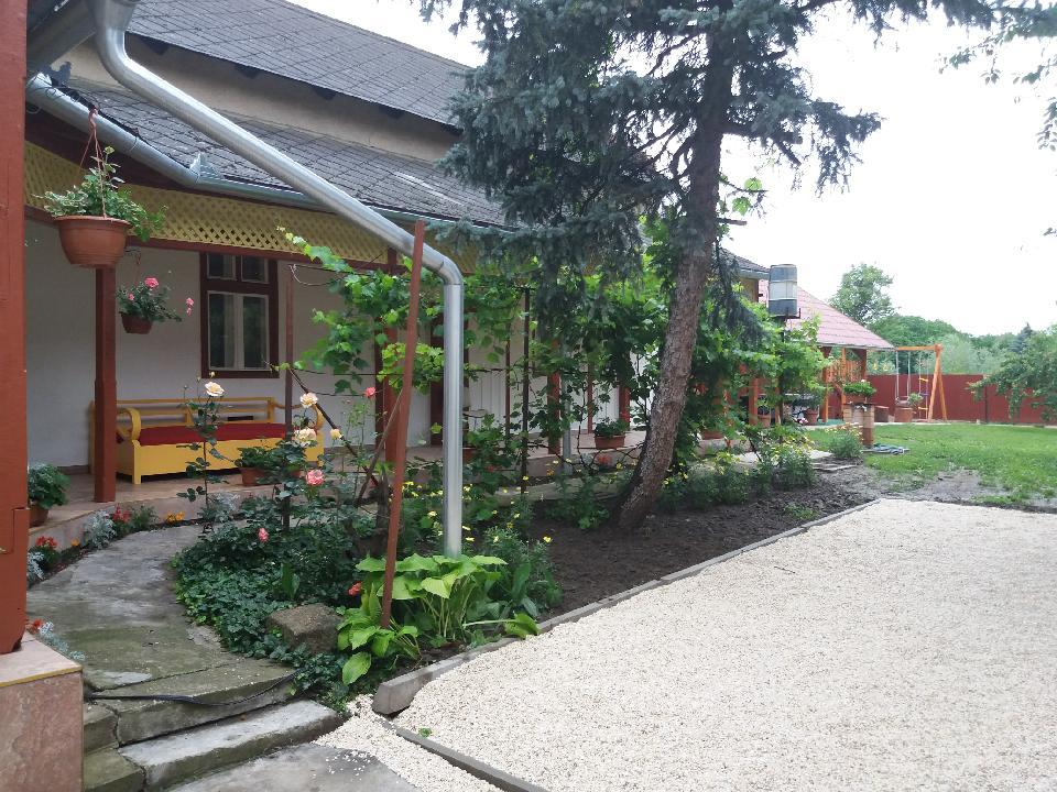 belső kavicsos kocsibeálló és a hűvös gang