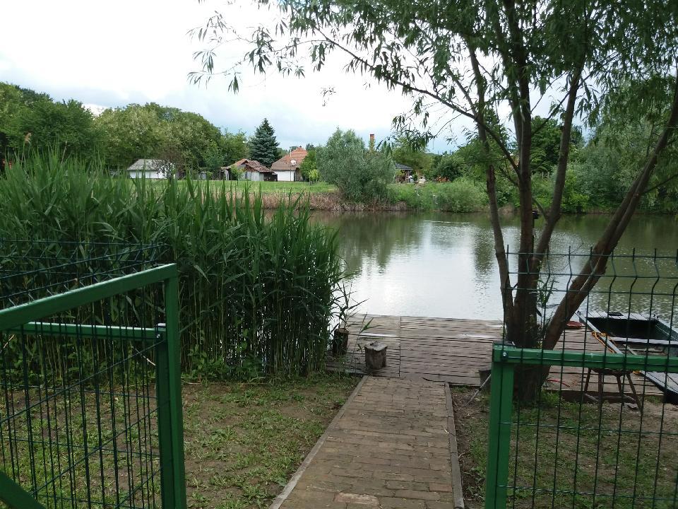 zárt, kerítéssel védett gyerekbiztos vízpart