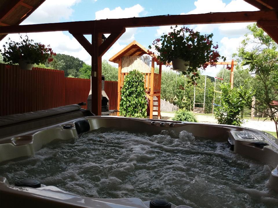 a jakuzzi, háttérben a játszóvár