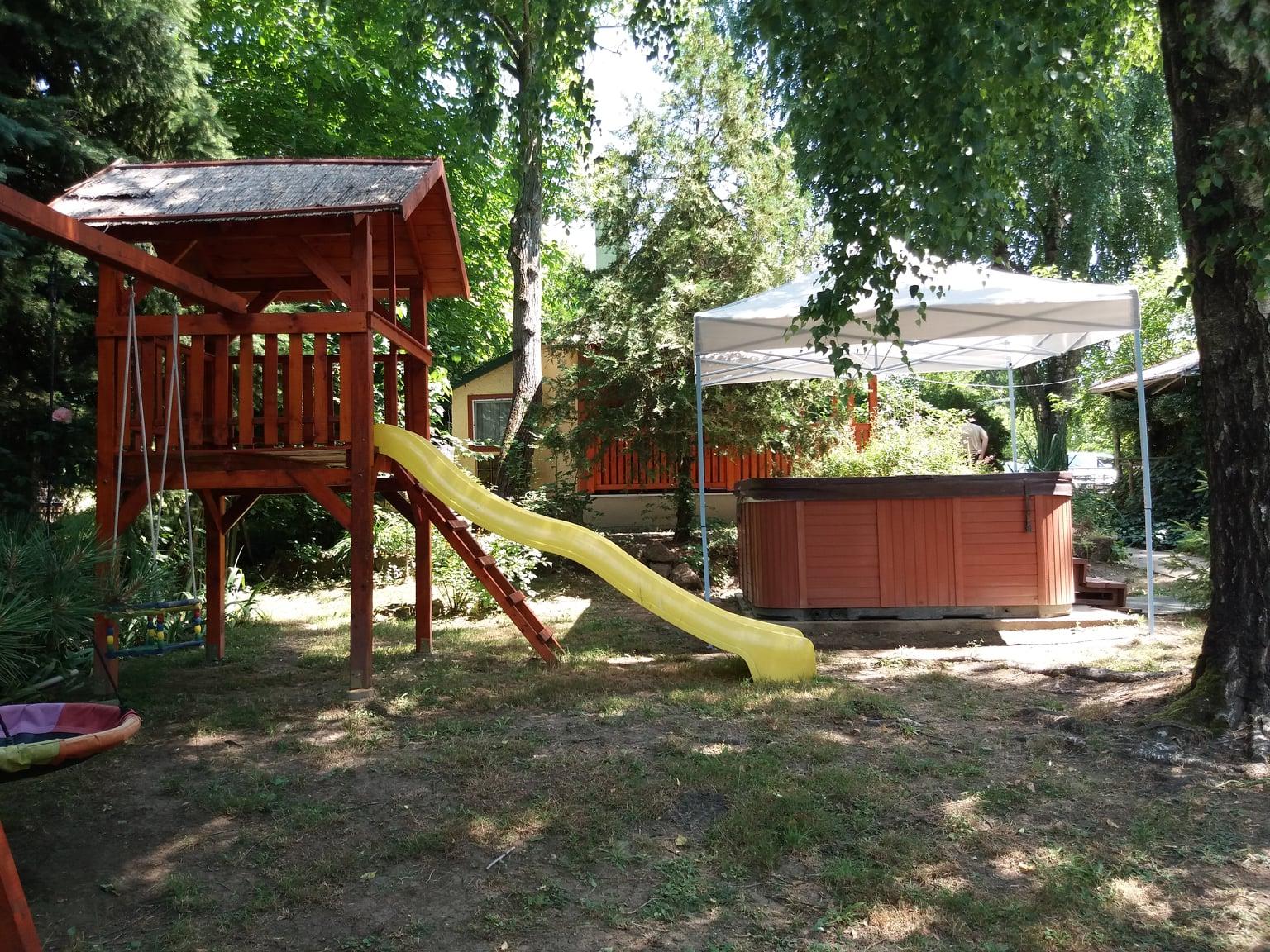 jakuzzi és a játszóvár