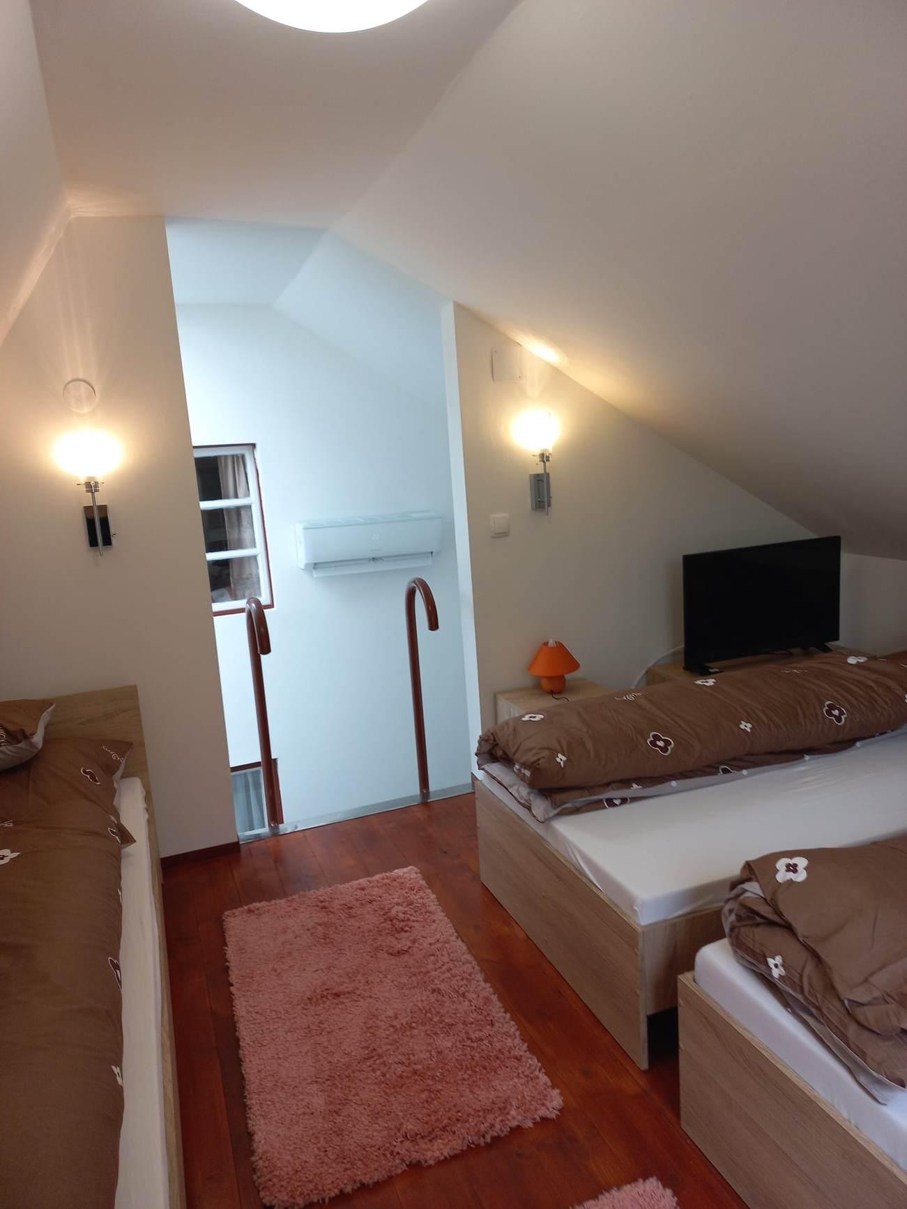 tetőtéri 4 ágyas galéria szoba