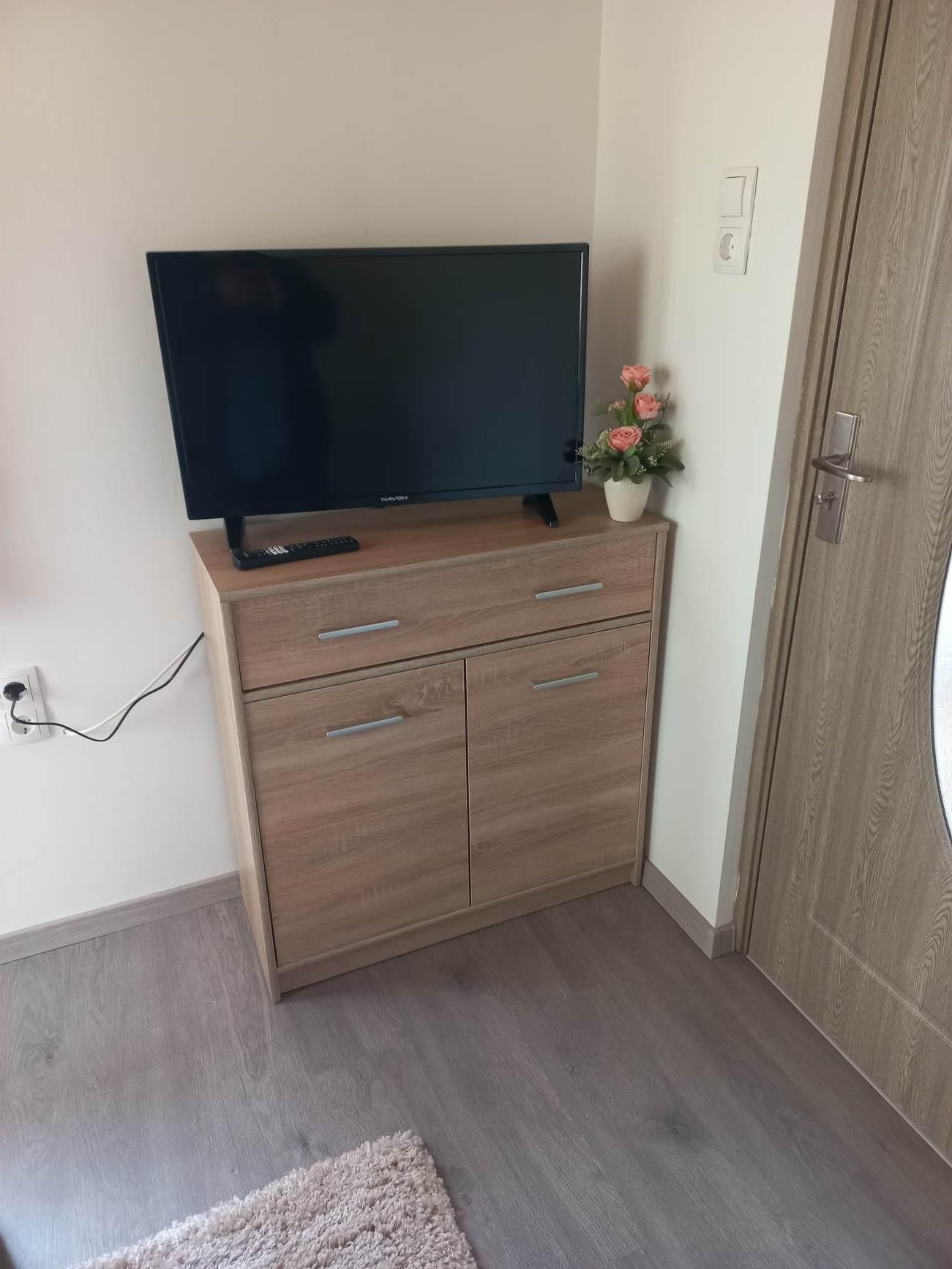 új földszinti l. szoba okos TV.