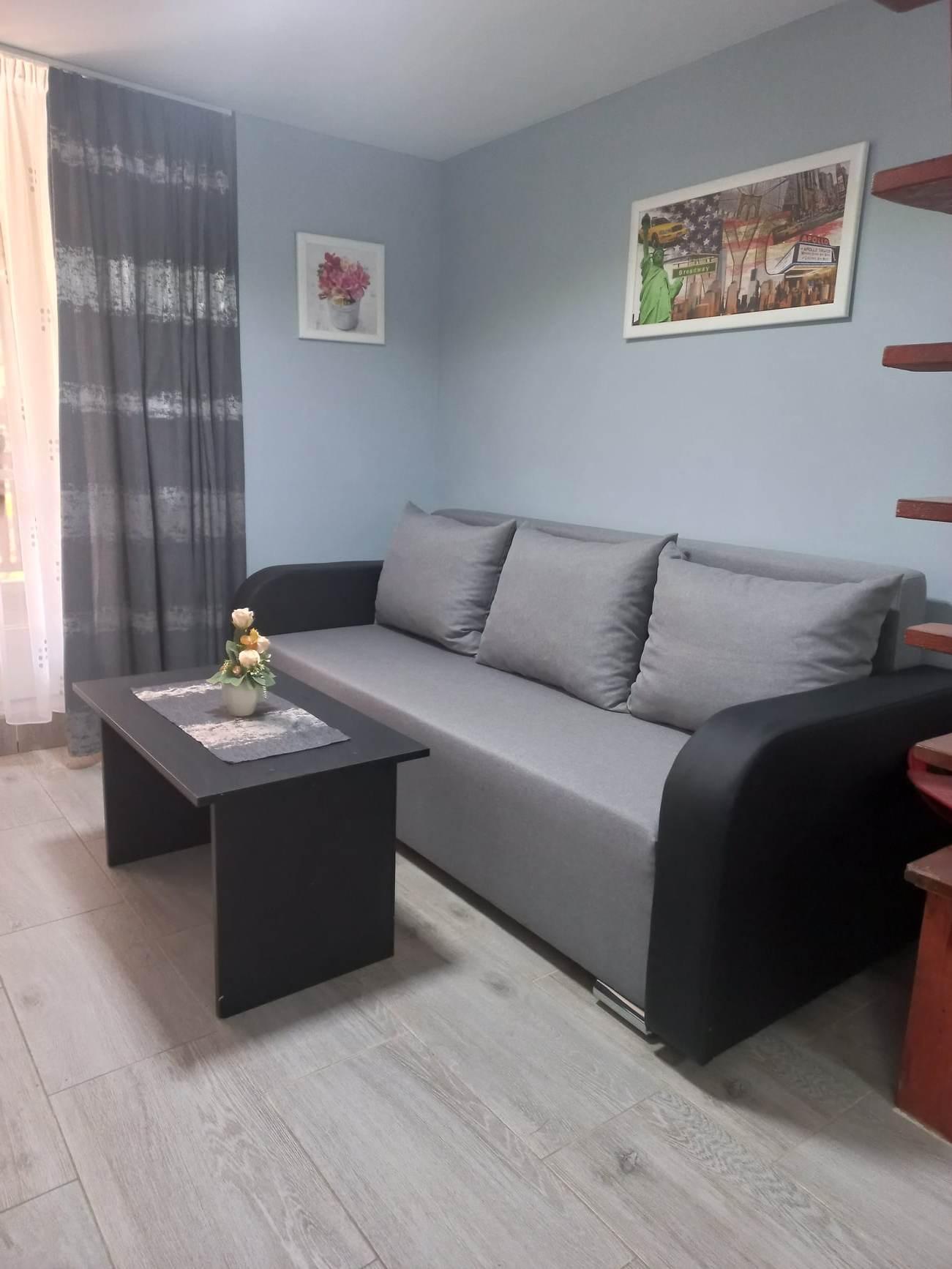 a régi nappali új kanapét kapott (ágyazható)