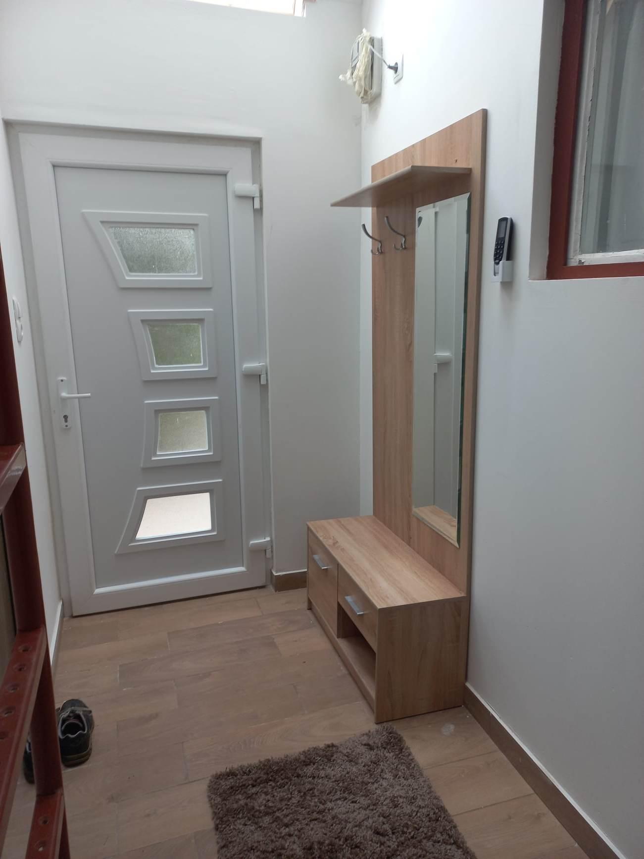 a ház új főbejárata/előszoba/közlekedő