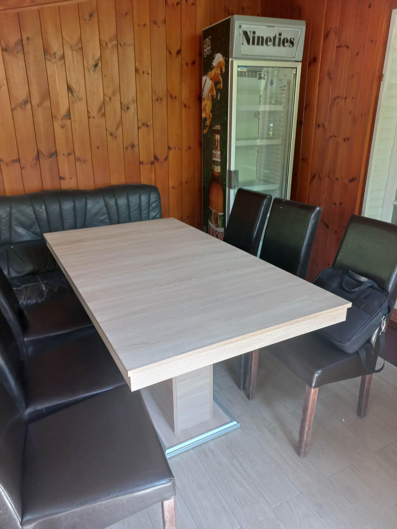 új étkezőasztal és sörhűtő a teraszon