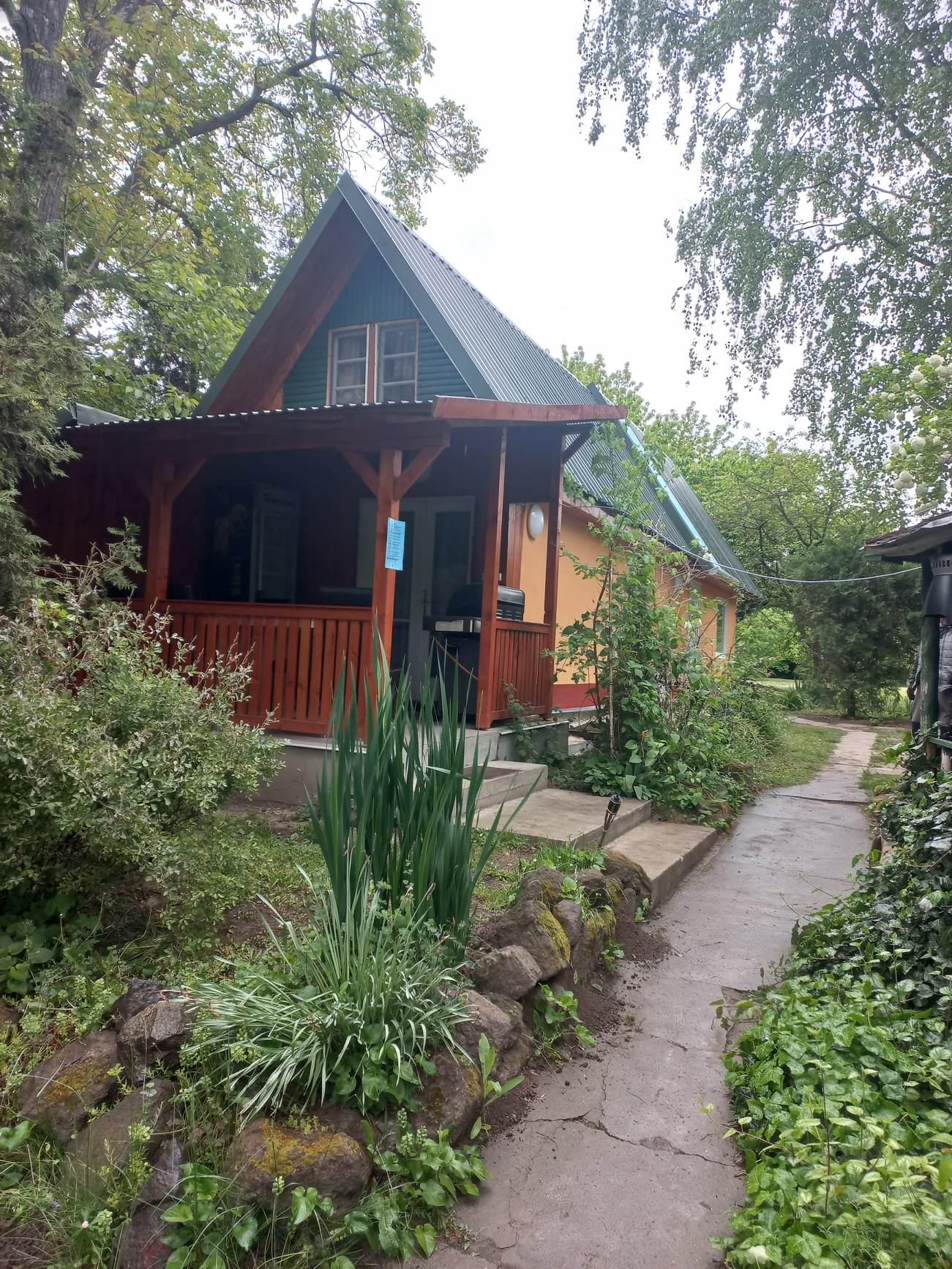 ház a fák között