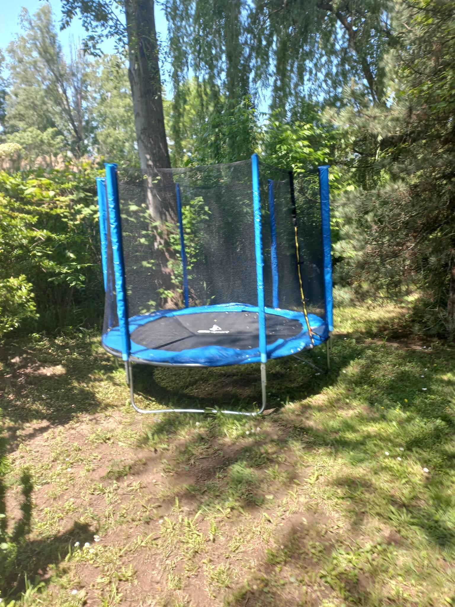 gyerekeken trambulin