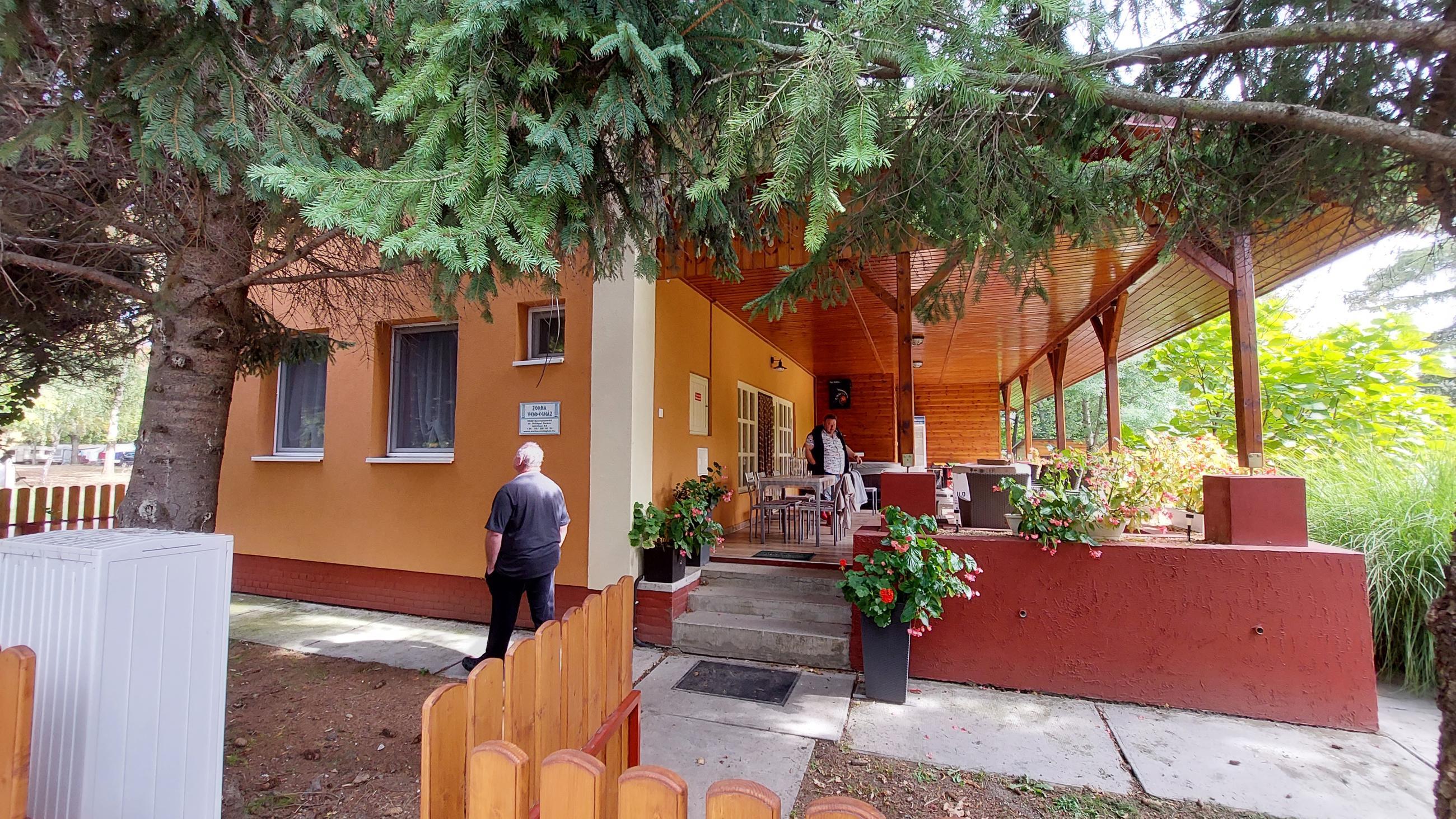 Hatalmas terasz, ahol rossz időben is kellemes