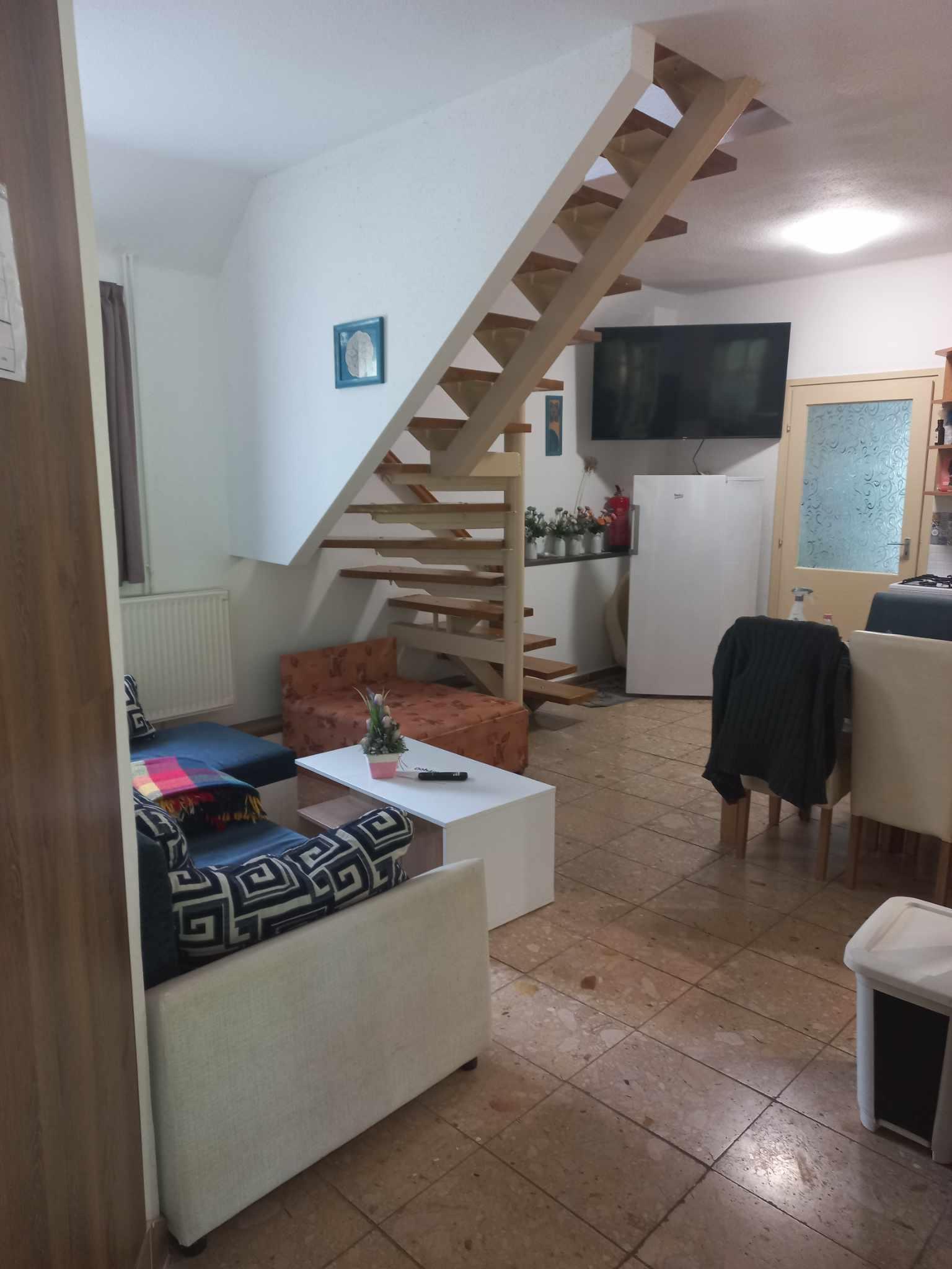 a nappaliból megy fel a lépcső a tetőtéri szobákhoz