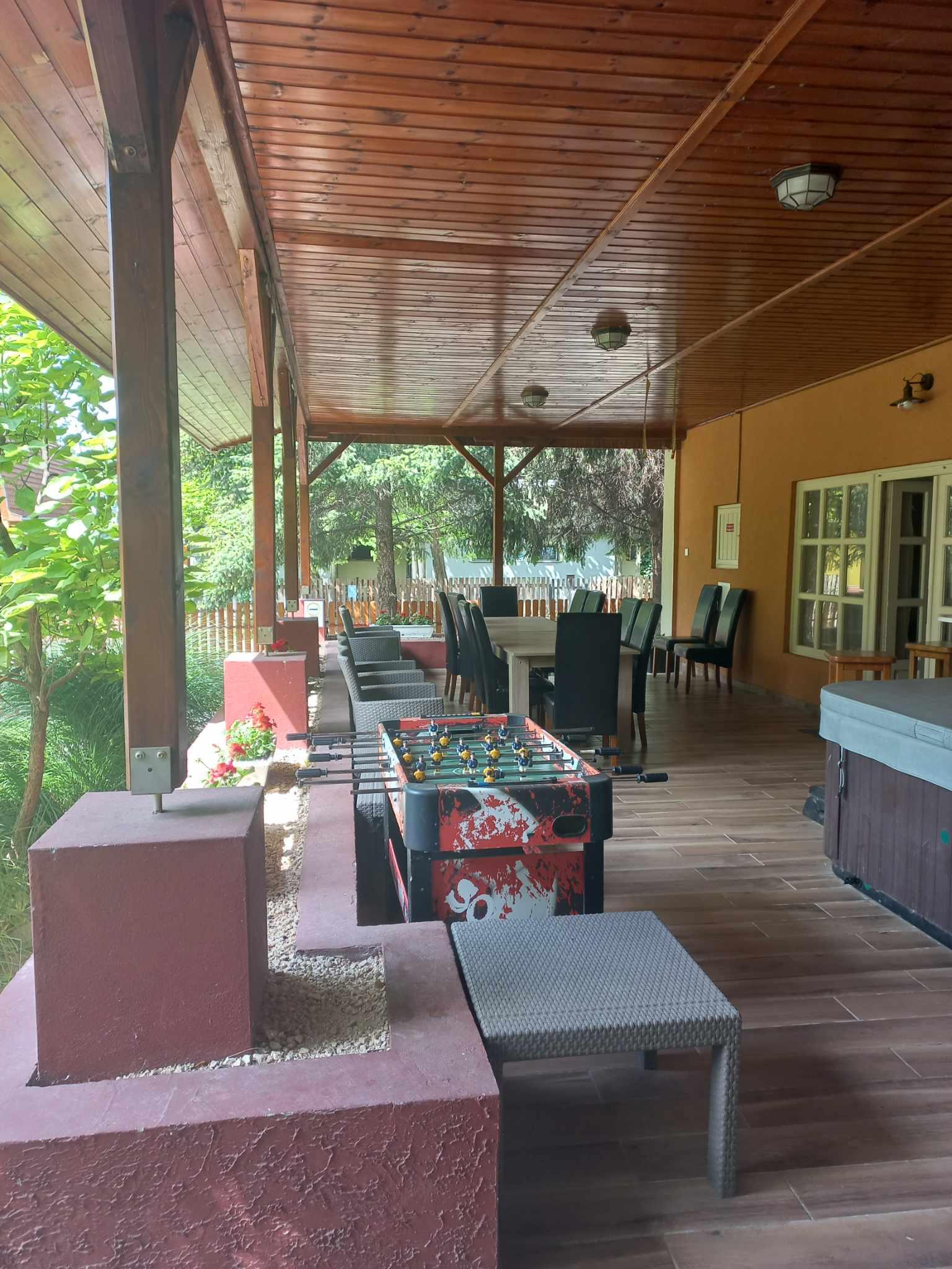 hatalmas fedett terasz