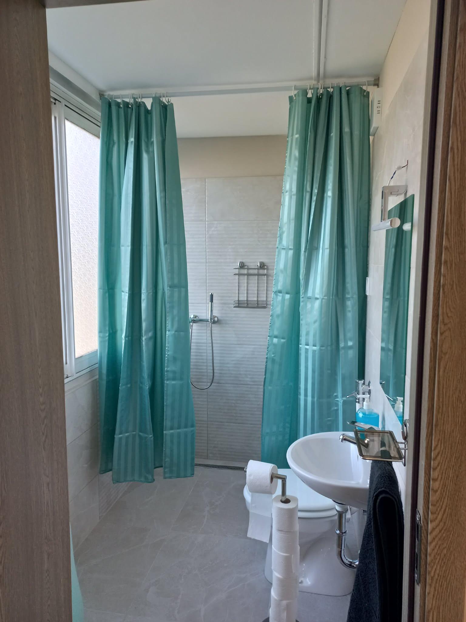 fürdőszoba az ebédlőből nyílóan