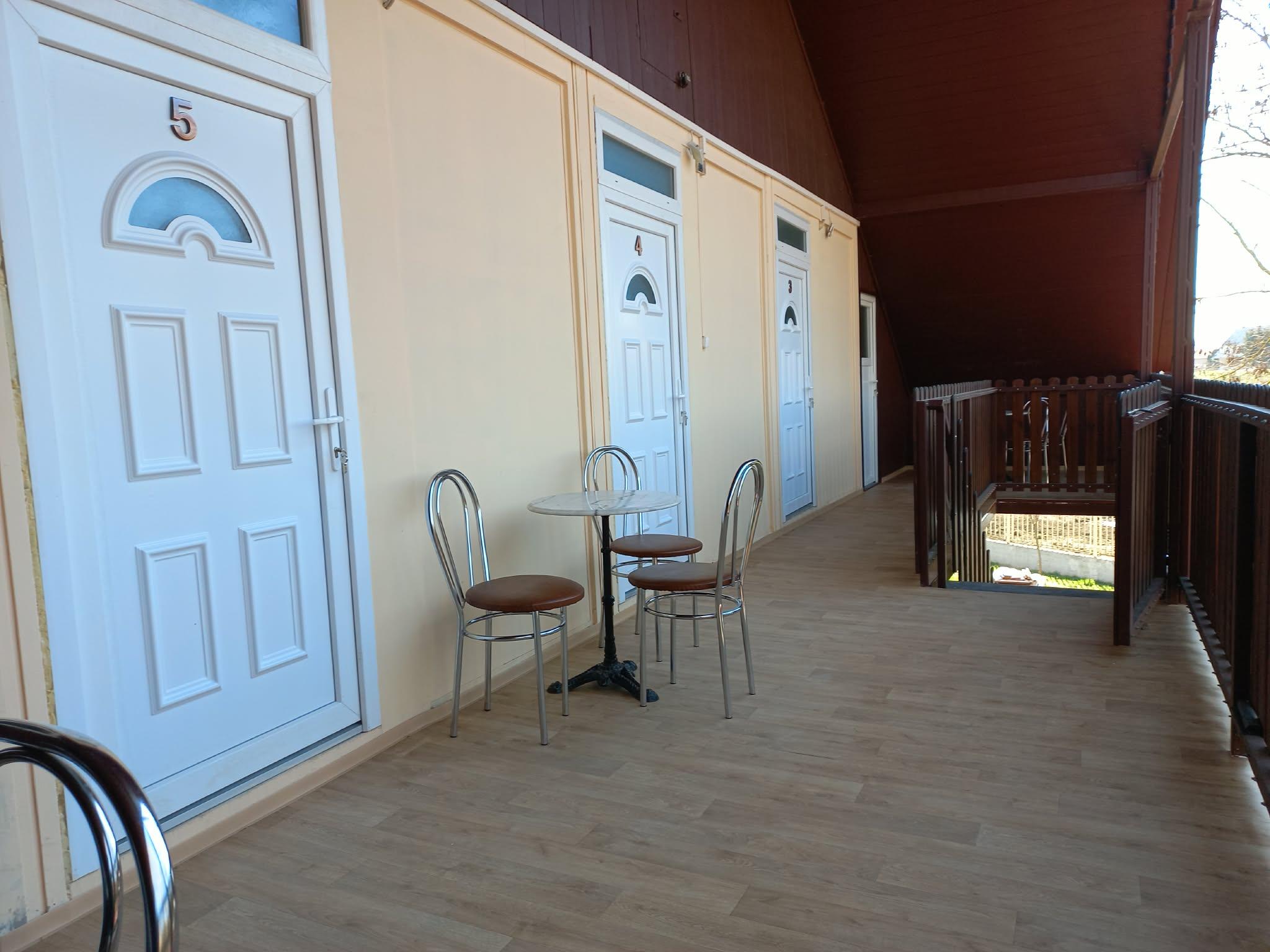 szobák bejárata a teraszról