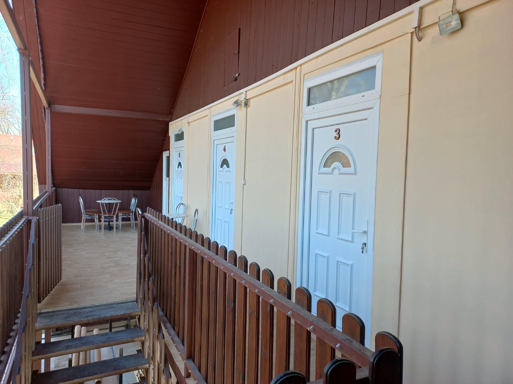 az emeleti teraszról nyíló szobák