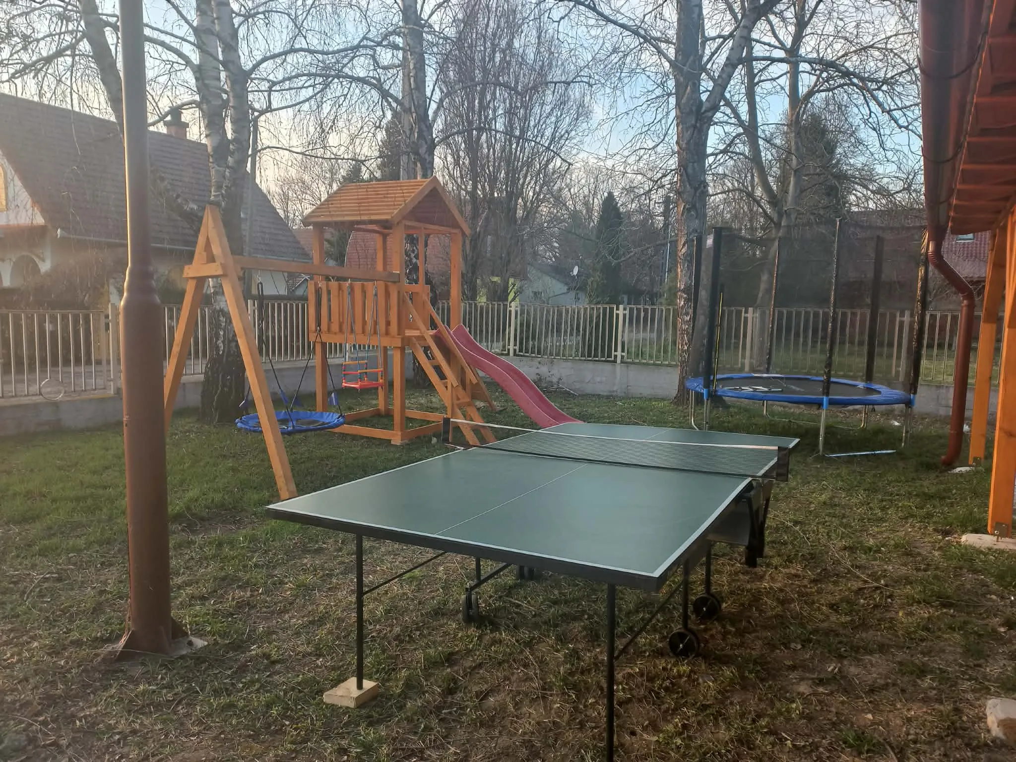 ping-pong, trambulin, fészekhinta, mászóvár