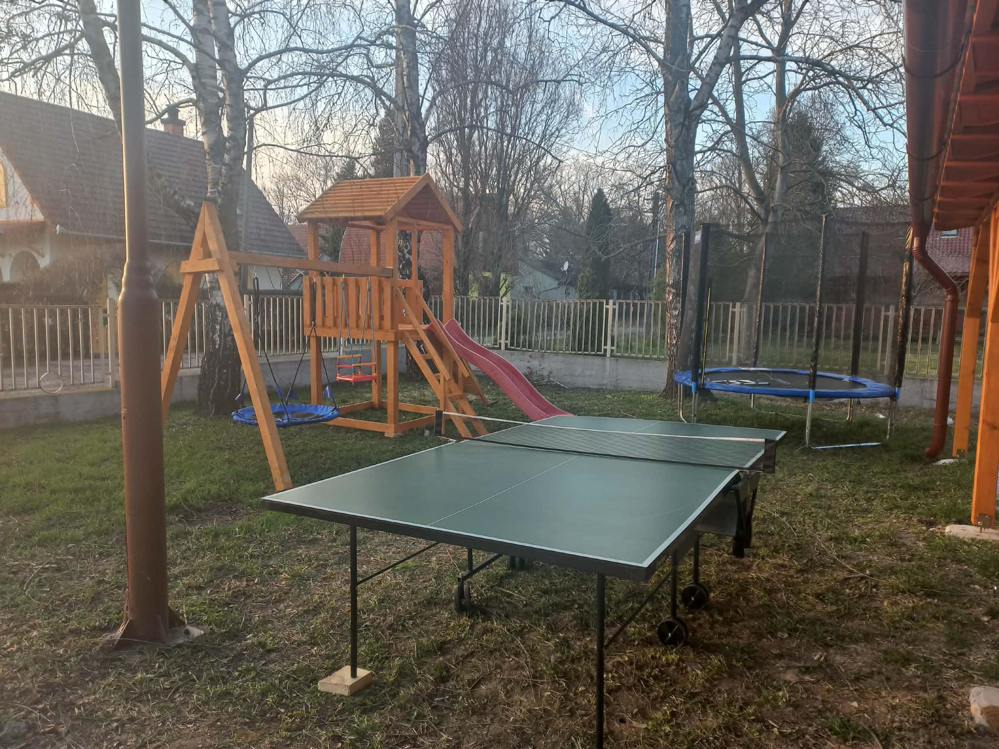 ping-pong, trambulin, fészekhinta, mászóvár